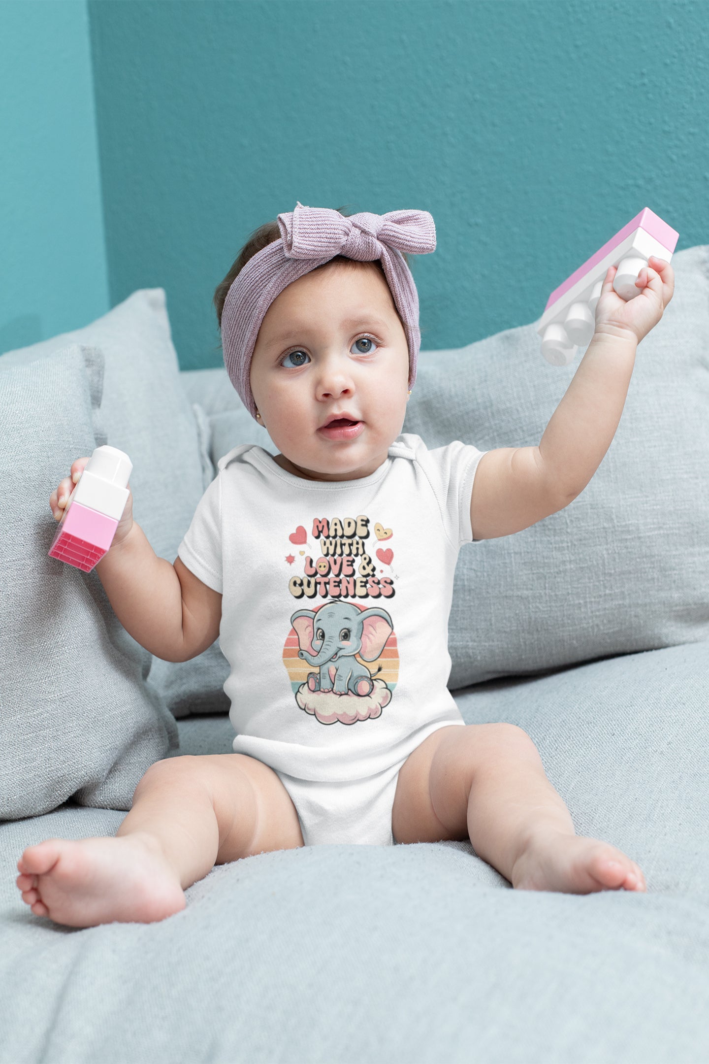Retro Babystrampler mit Made with Love & Cuteness Schriftzug, perfekt für kleine Lieblinge.