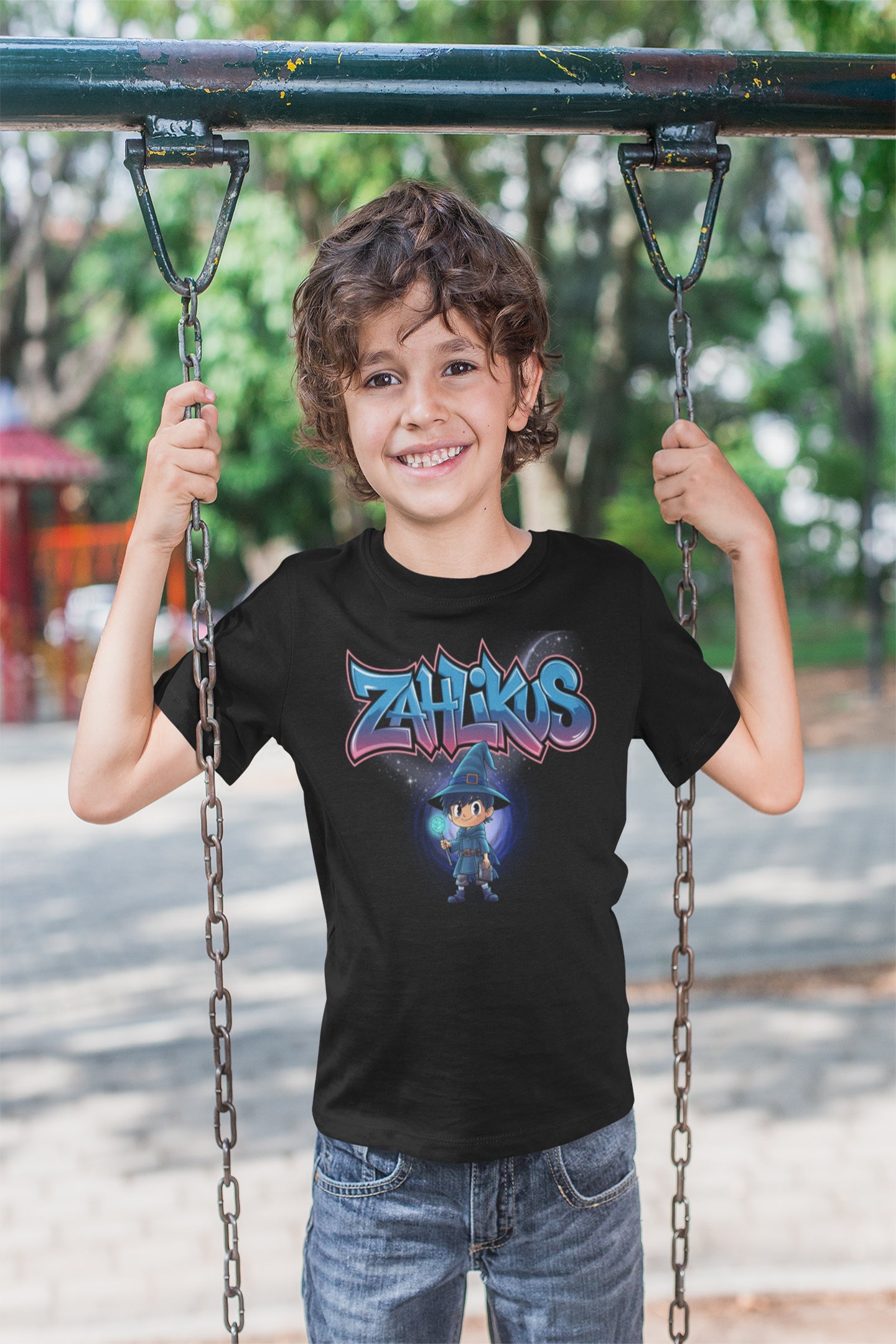 Farbenfrohes Kinder T-Shirt mit Zahlikus, dem magischen Rechenfreund.